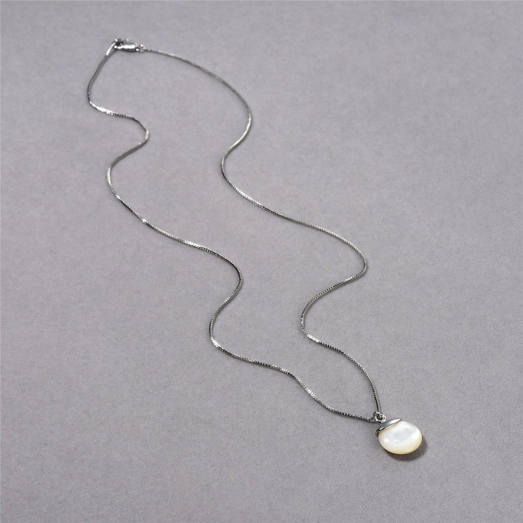 Ожерелье с подвеской из белой ракушки