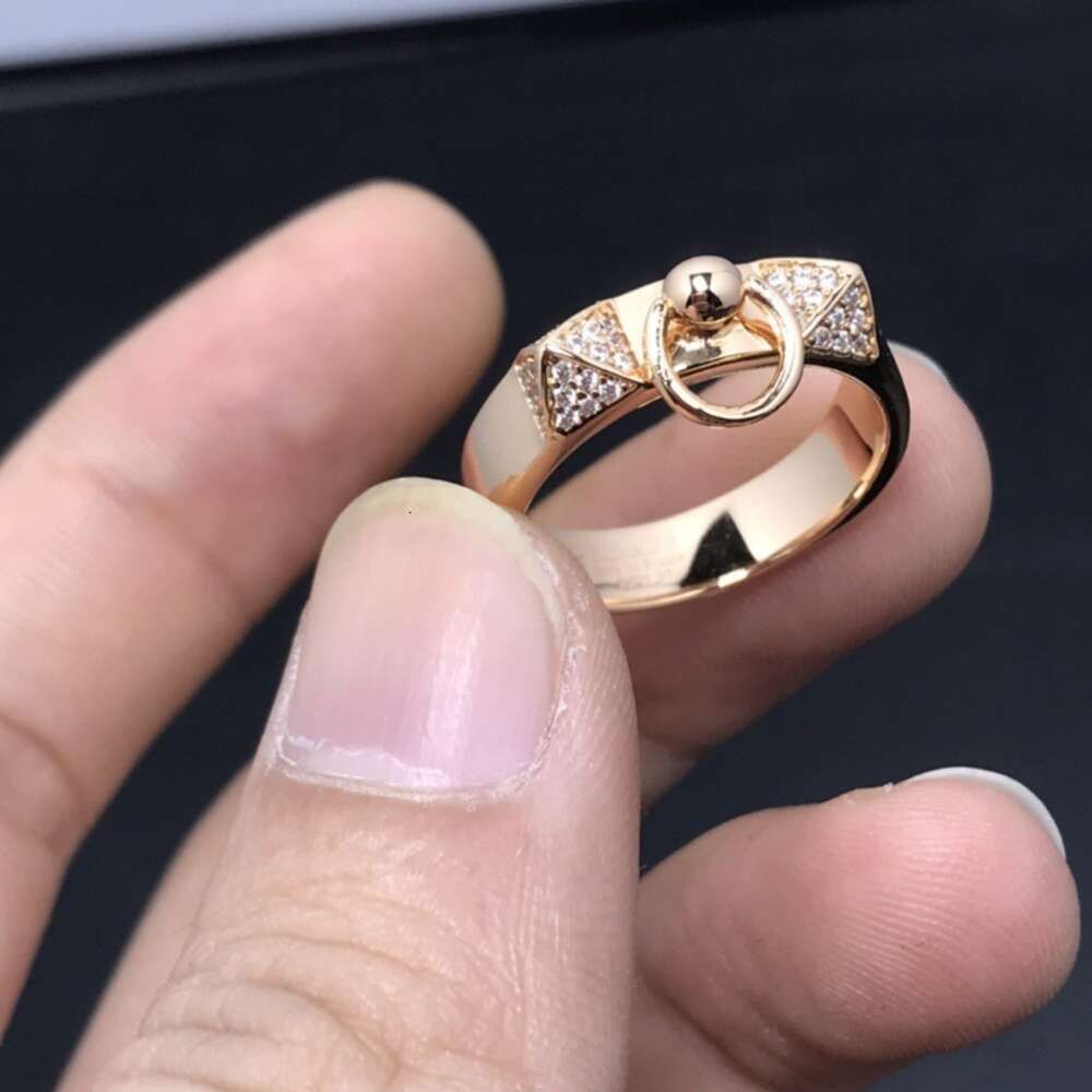 Pagoda de oro rosa con anillo de diamantes