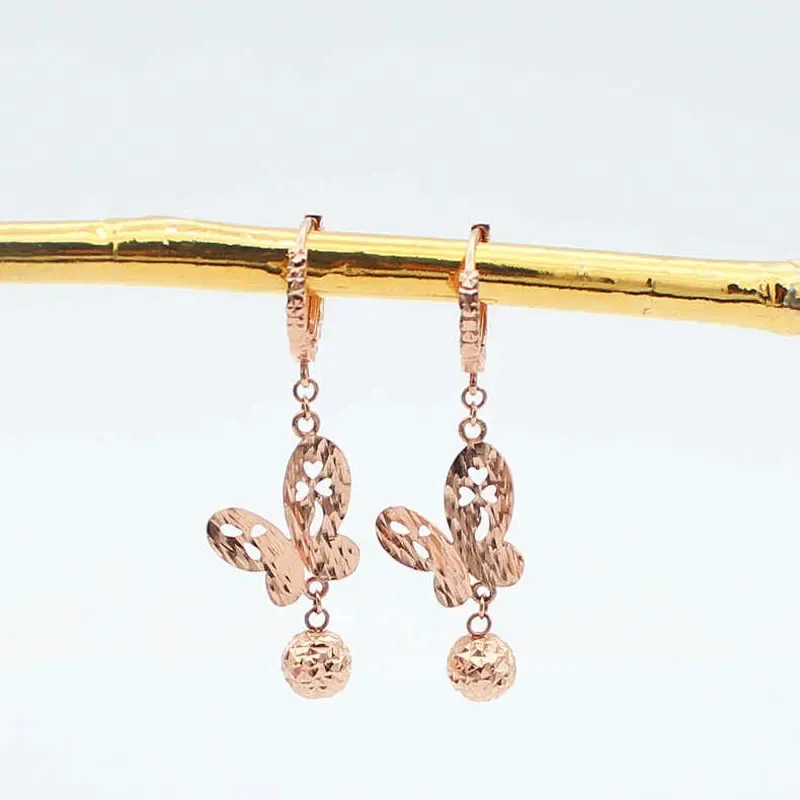 Une paire de boucles d'oreilles7