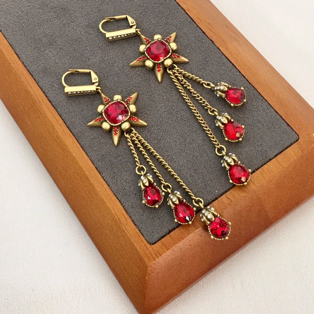 Diamante vermelho em ouro velho