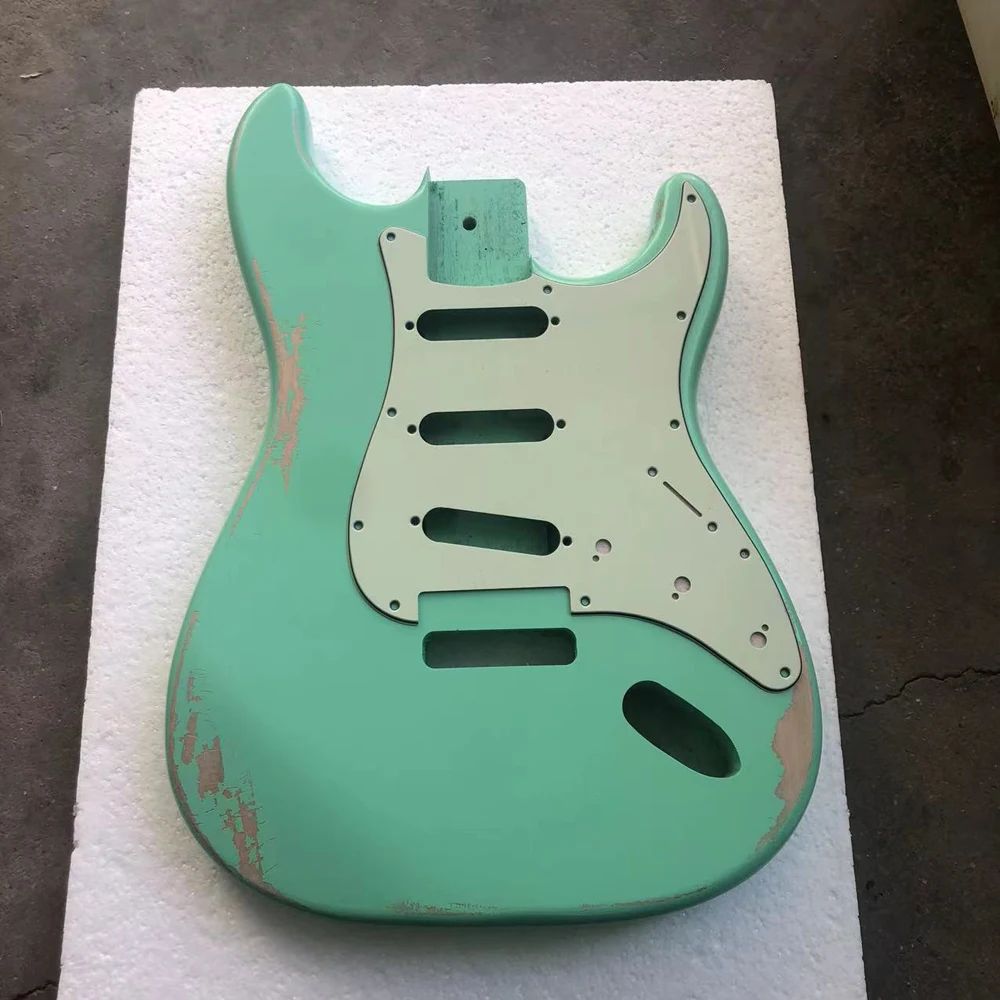 Couleur : vert et pickguard.