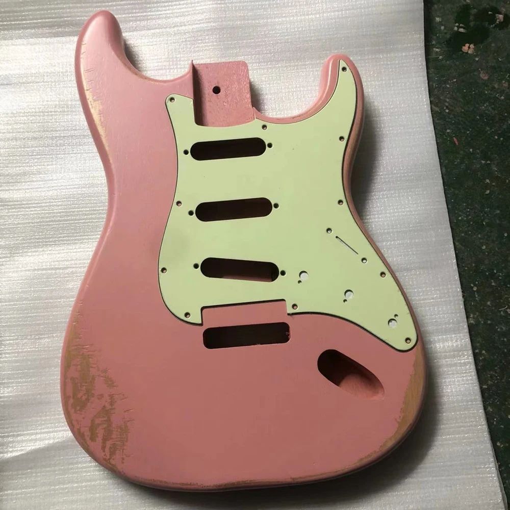 Färg: rosa och pickguard