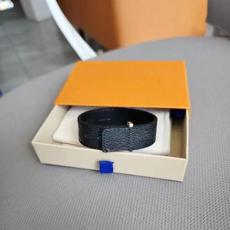 Boucle argentée noire +avec boîte