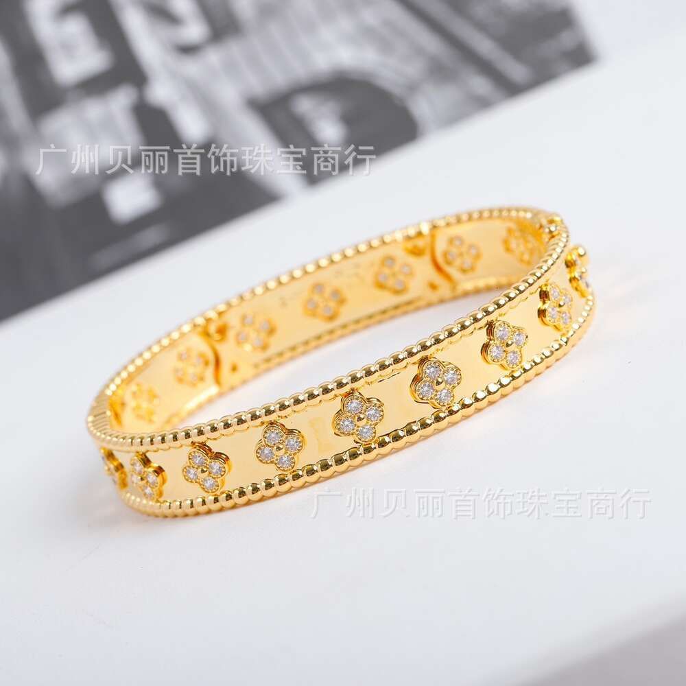 Gold-Bracelet