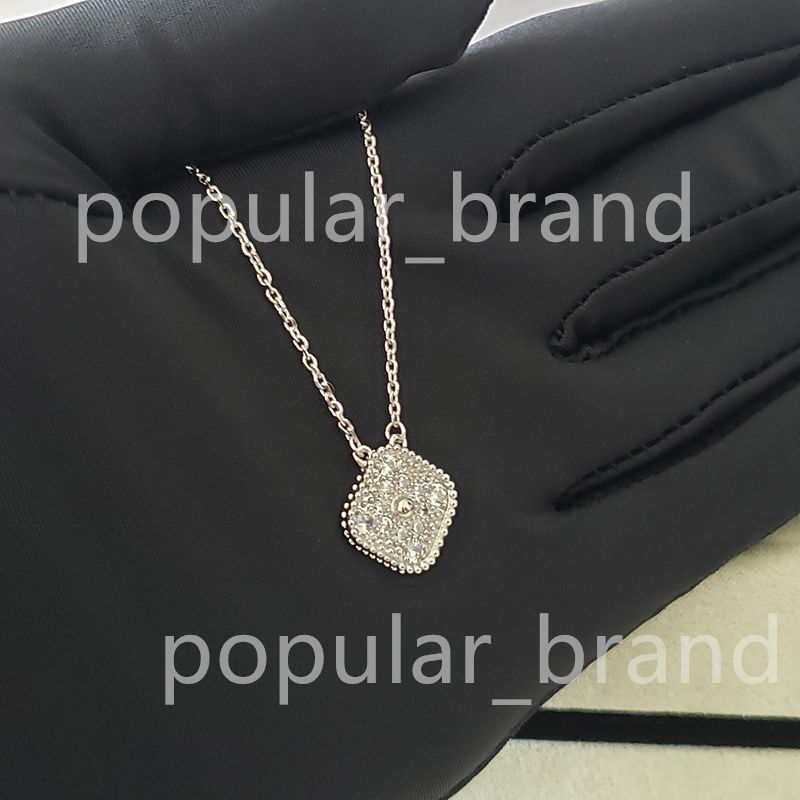 Prata com diamantes completos