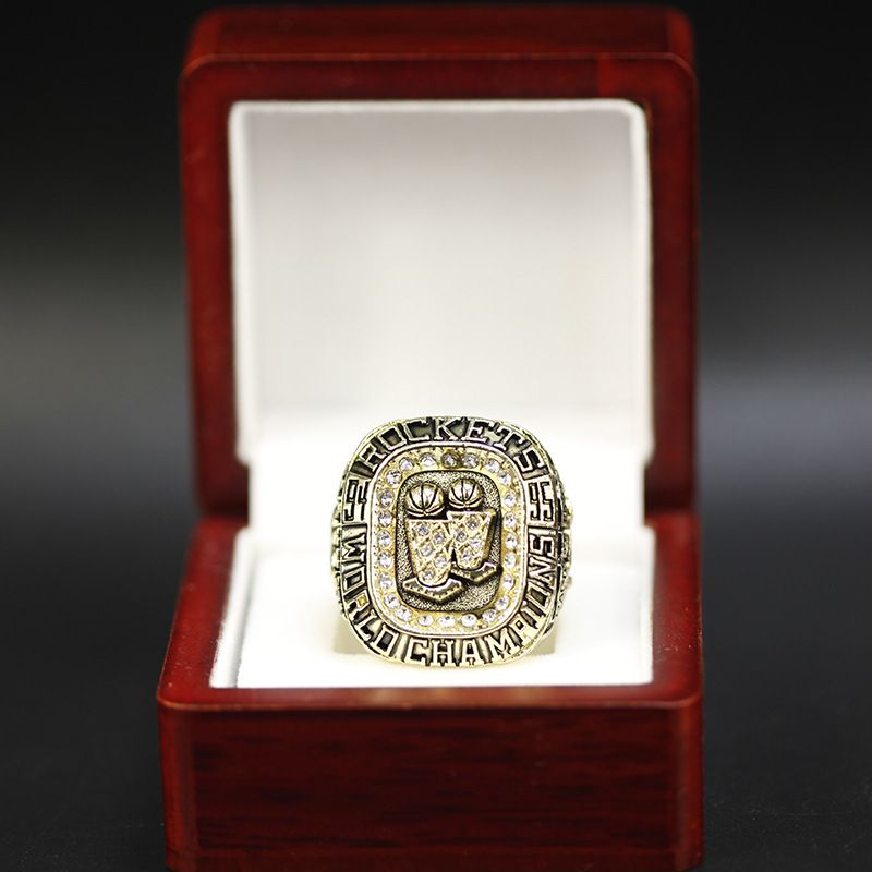 a 1995 year ring with box together