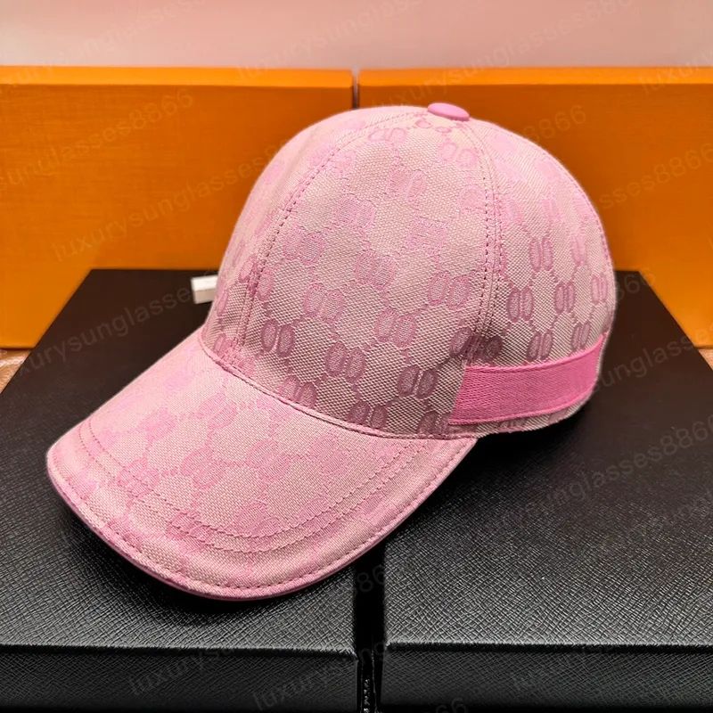 Cappello rosa con lettere minuscole