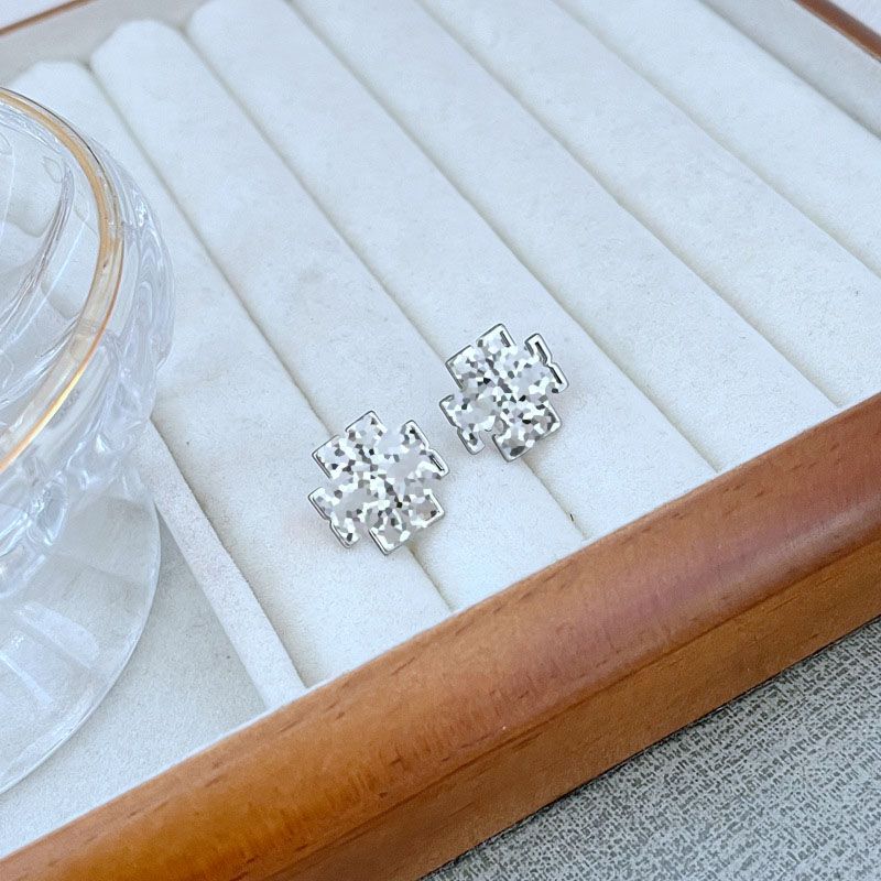 silver stud With box