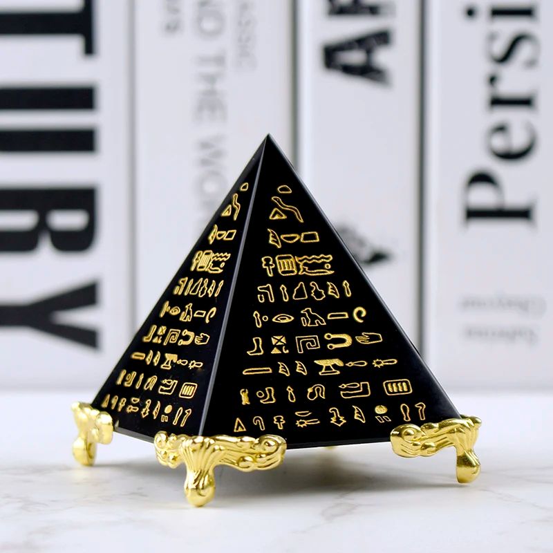 Couleur : pyramide d'obsidienne. Taille : 10 cm.