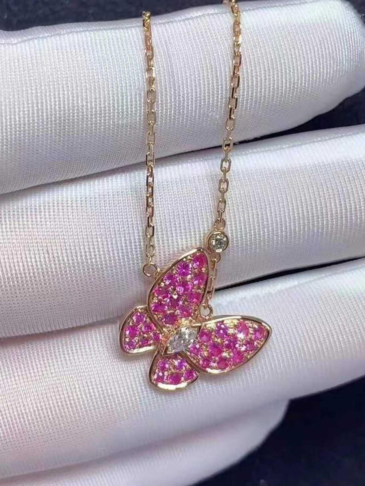 Collier papillon en or rose et diamants roses