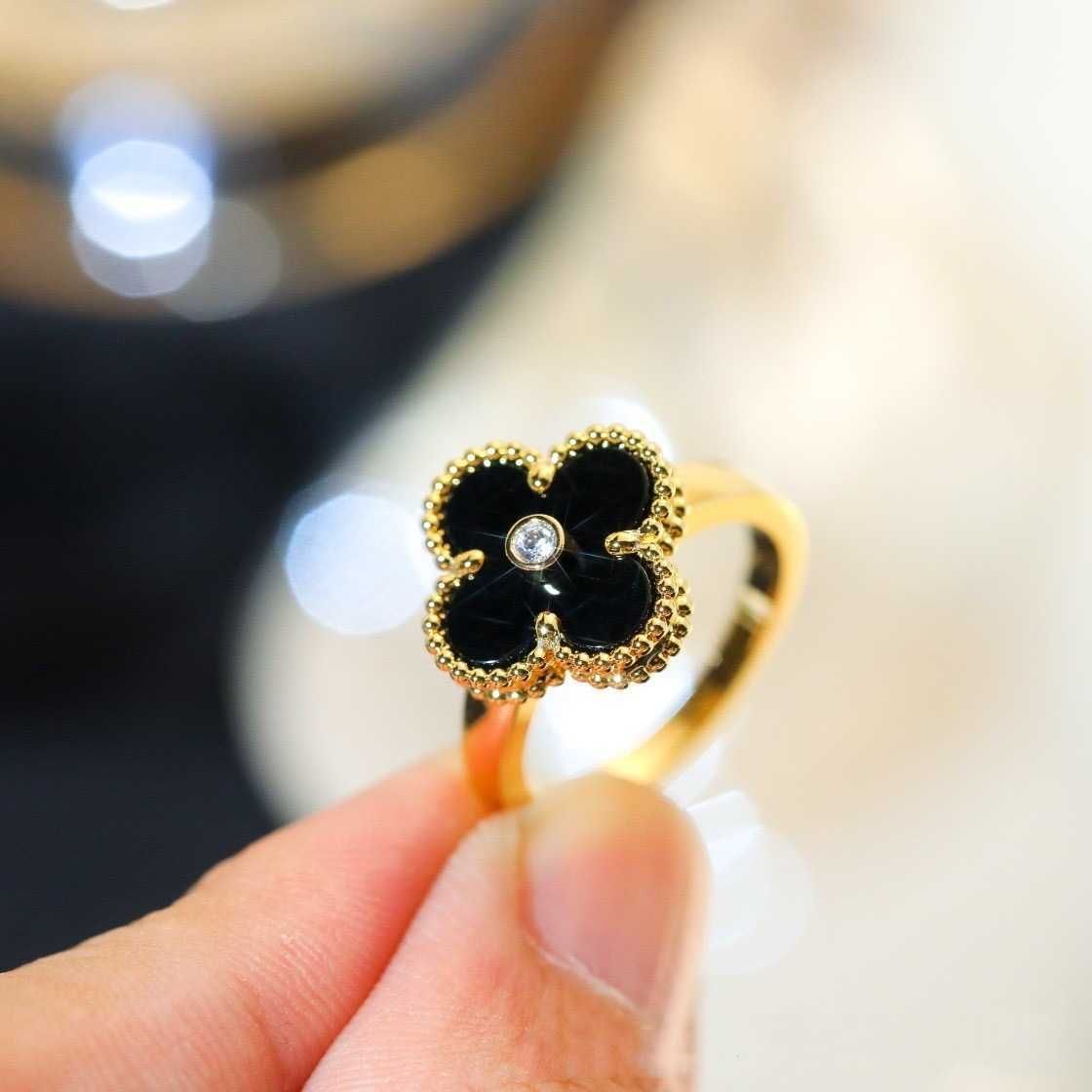 Złoty czarny pierścień agatowy (z diamentem)