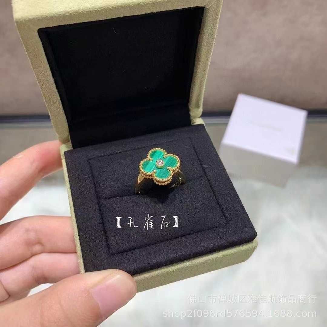 Zielony pierścionek z zielonym diamentem