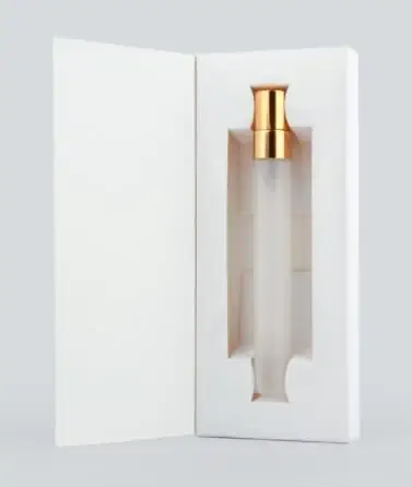 Прозрачная бутылка 3 мл в золотой бумажной коробке