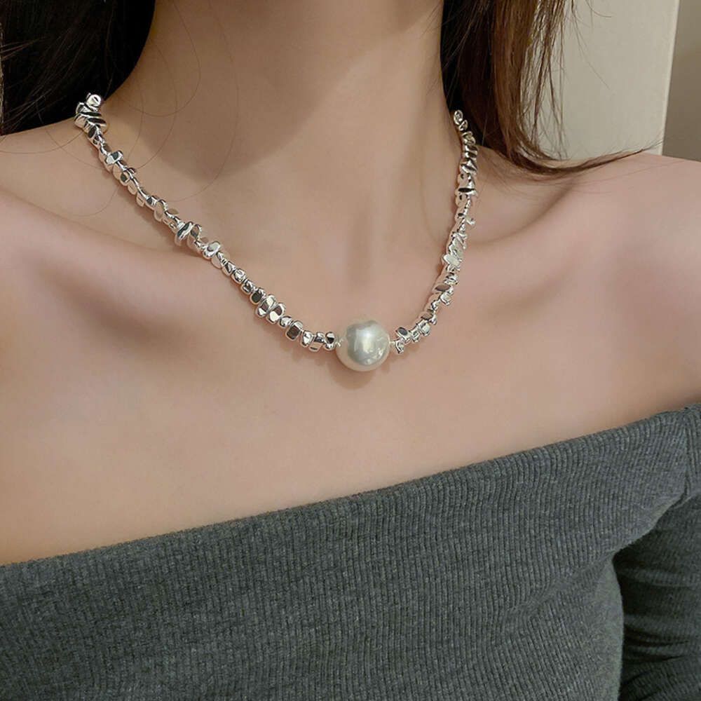 Collier de perles irrégulier