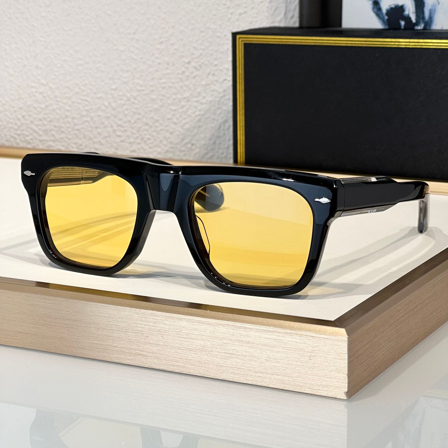 Black frame yellow lens