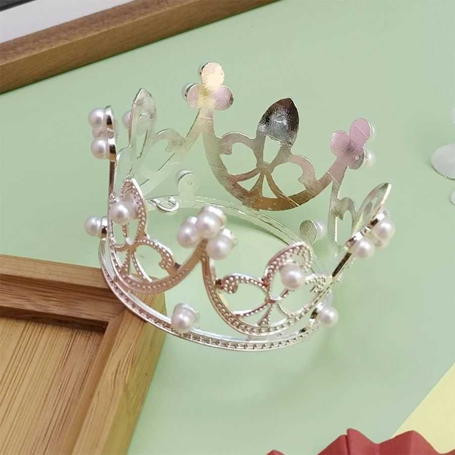 Silvery M-crown