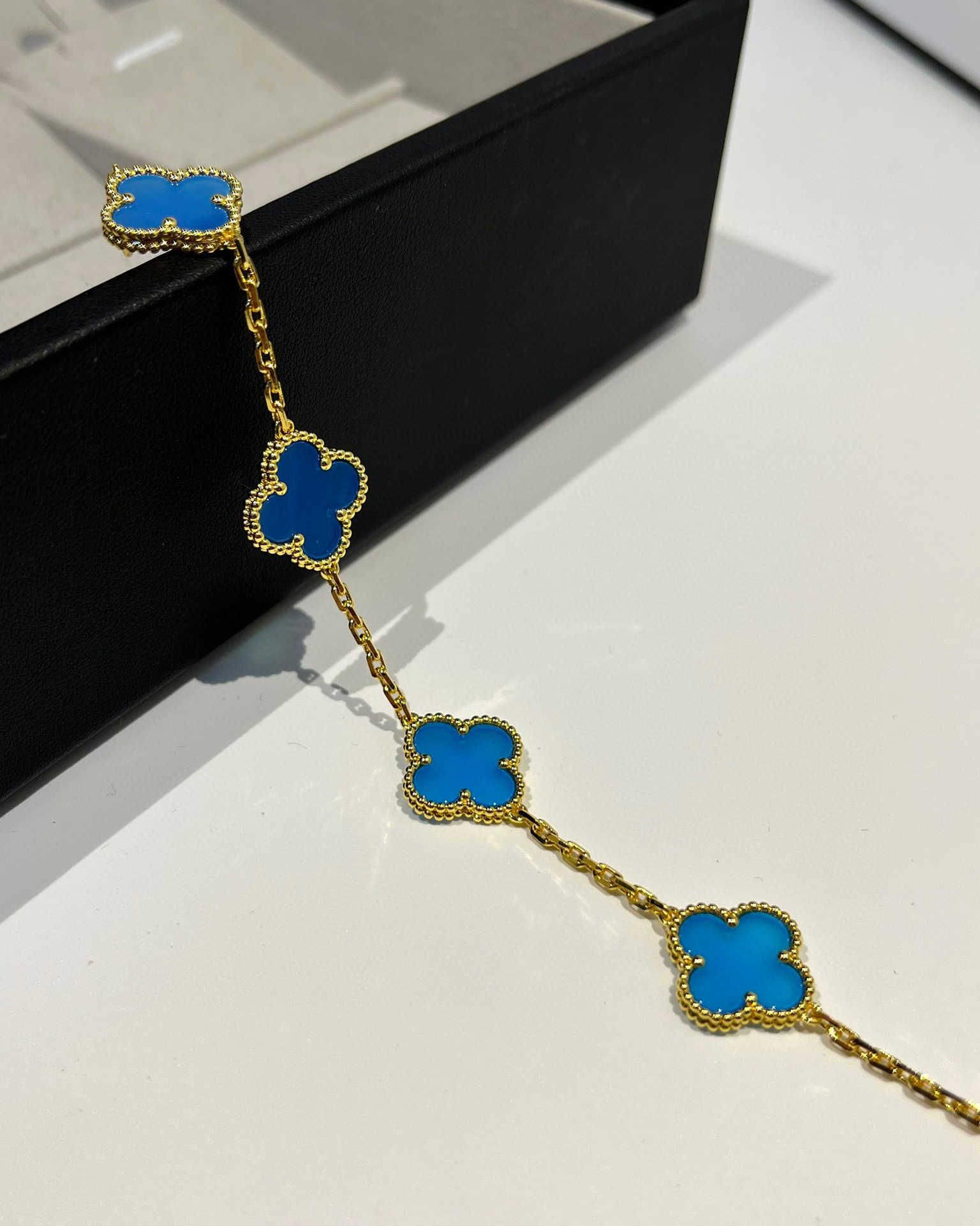 Pulseira Dourada Cinco Flores Ágata Azul