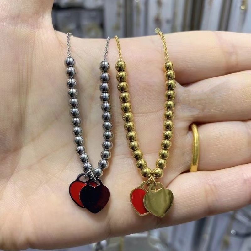 collana di perle rosse in oro