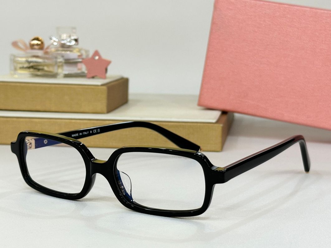 Black frame clear lens