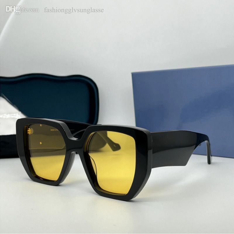 Black frame yellow lens