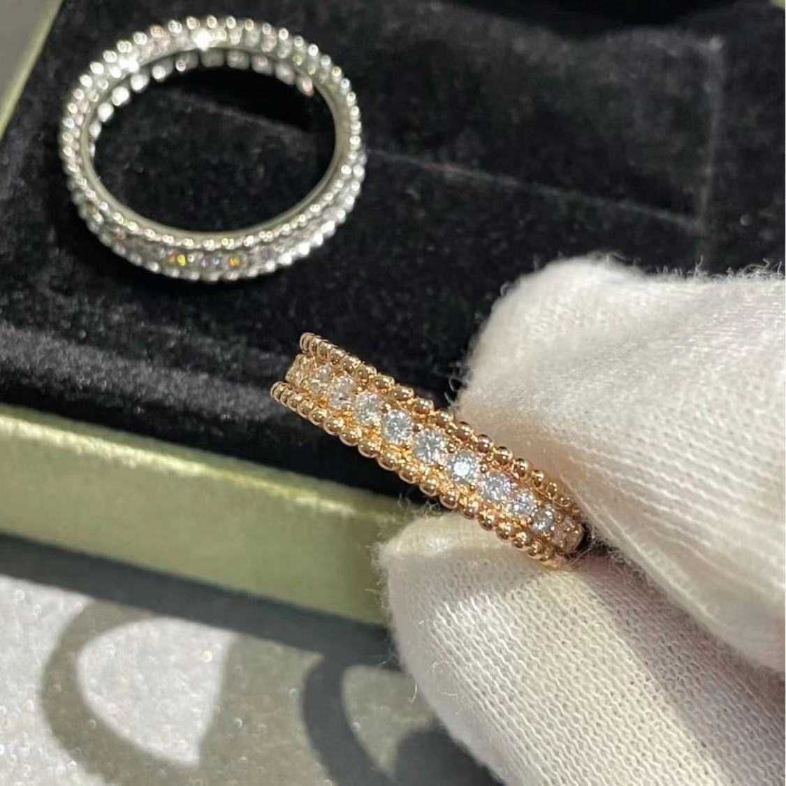 Anello in oro rosa con diamanti pieni di perline rotonde