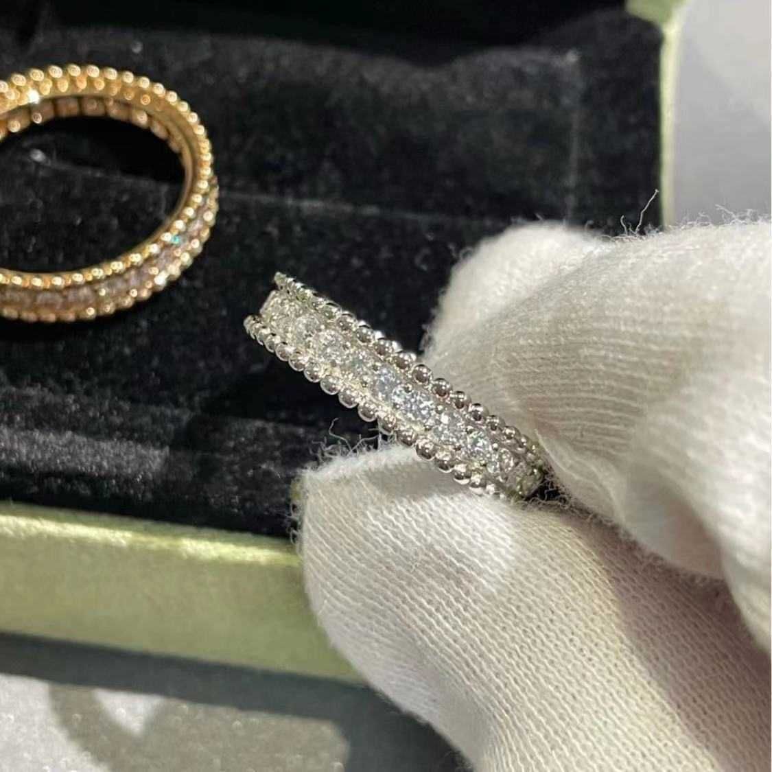 Anello in platino con diamanti pieni di perline rotonde