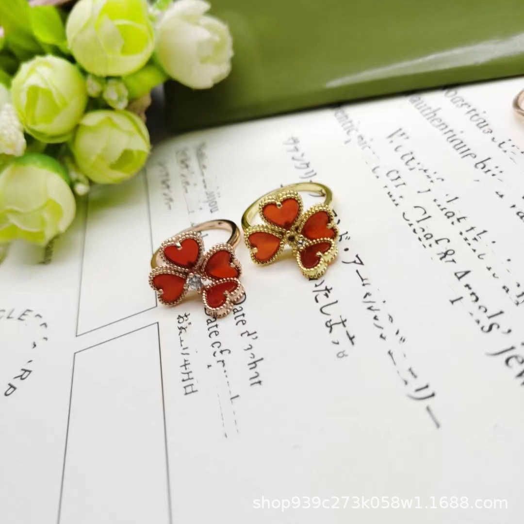 Anello d'amore con fritillaria rossa rosa