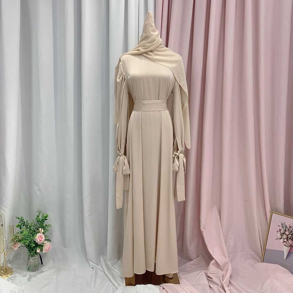 Beige met hijab-s