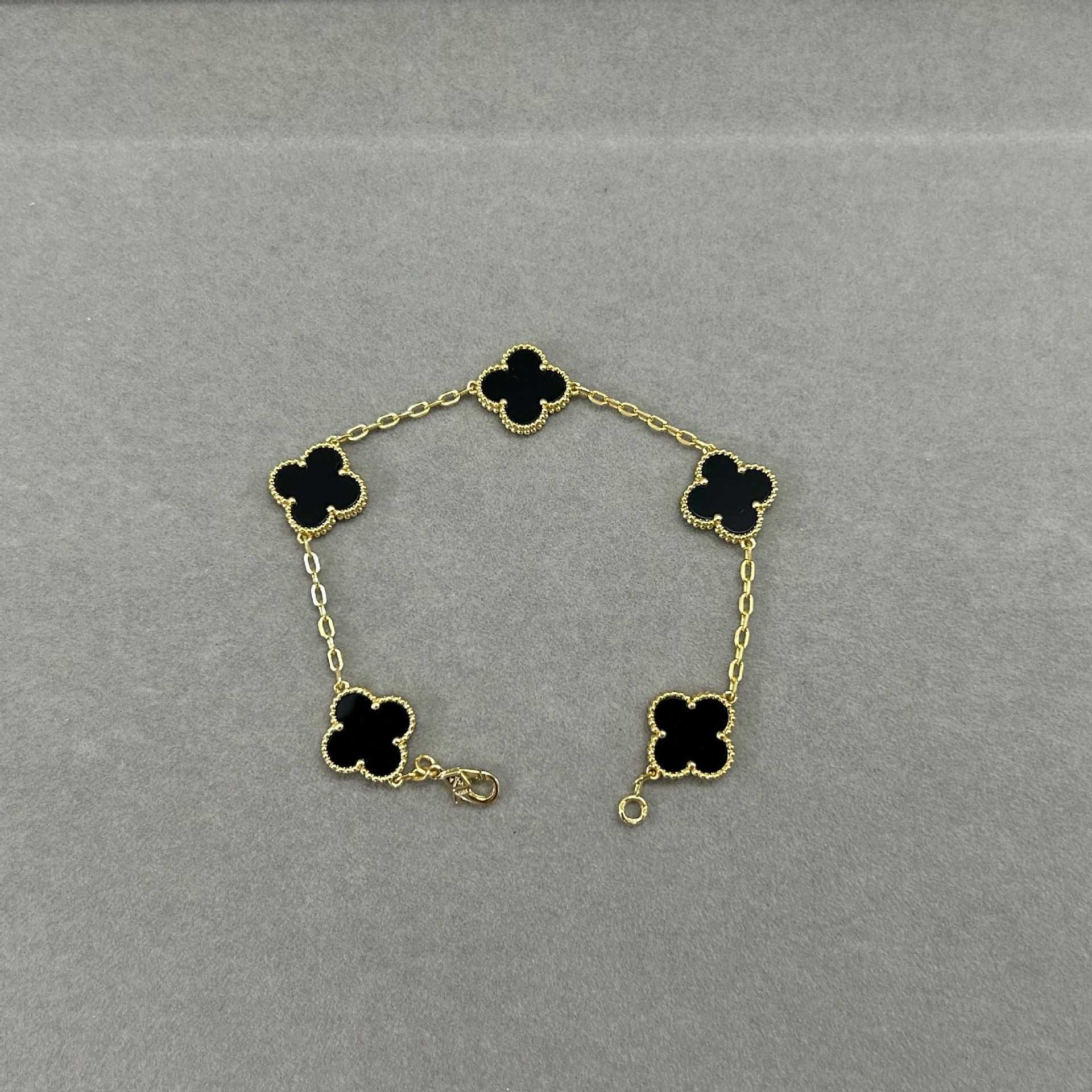 Bracelet en or avec agate noire à cinq fleurs-