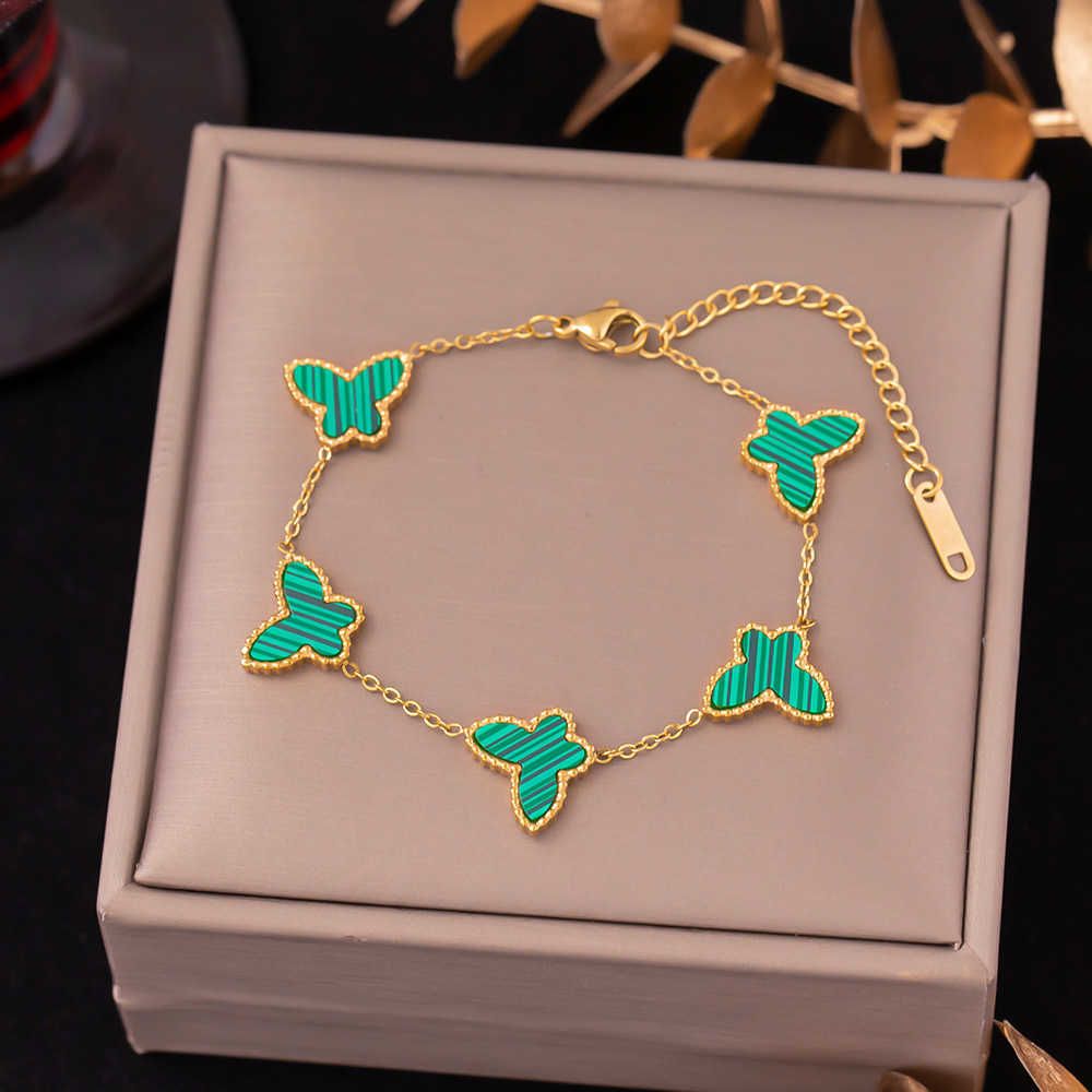 Cinq bracelets de papillon vert