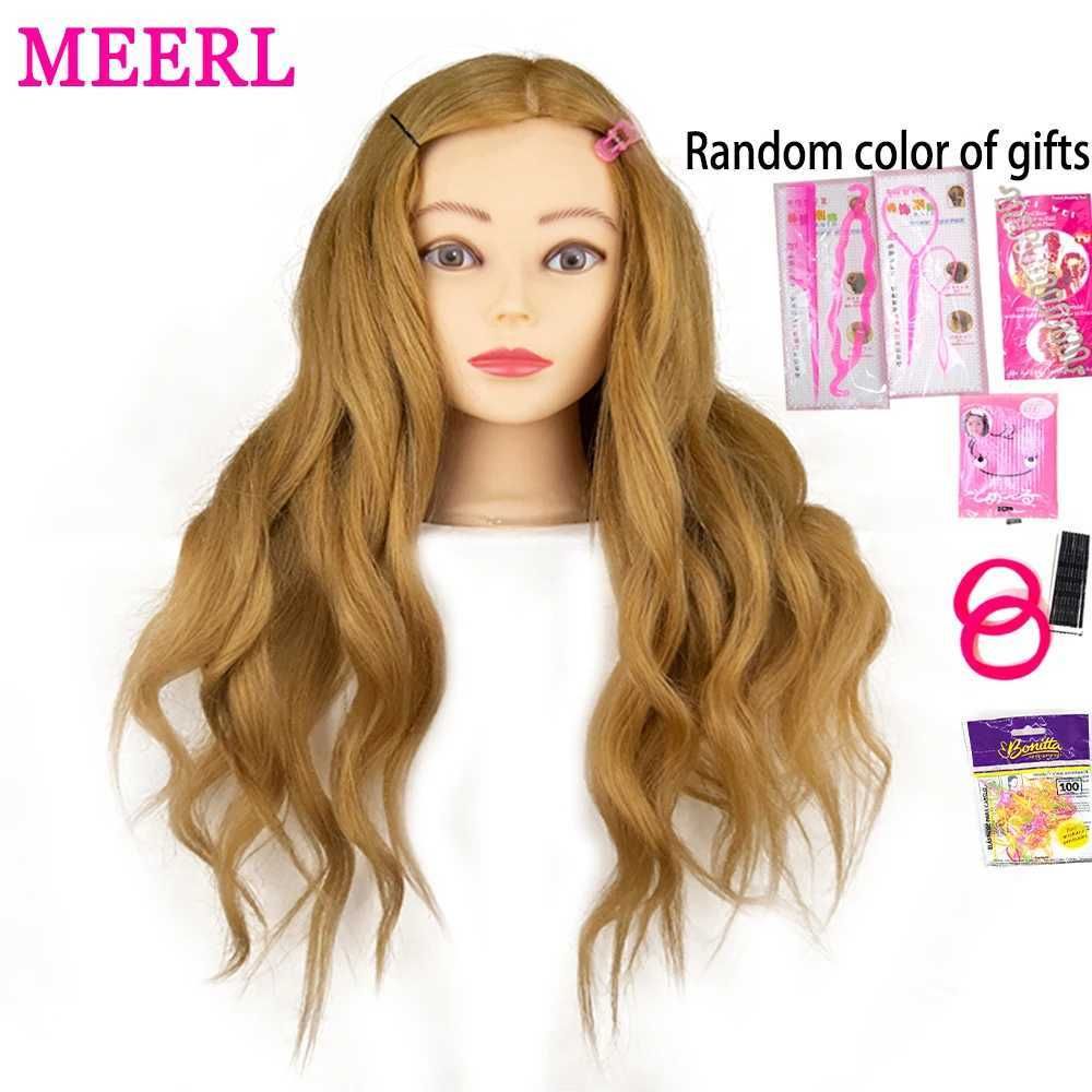 Een blond meisje met geschenken