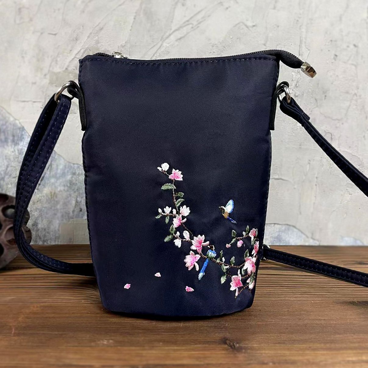 K03 Plum Blossom Magpie em Cyan