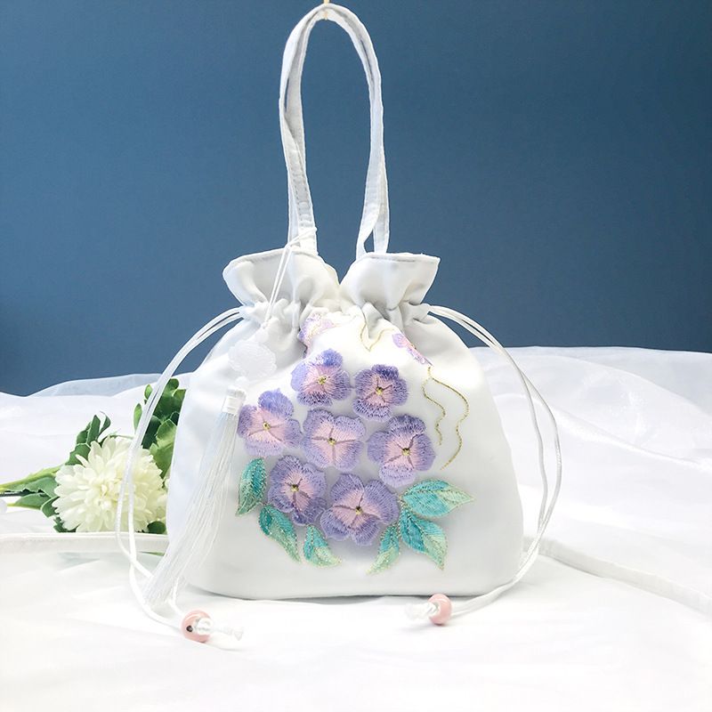 Broderie d'organza + hortensia violet sur