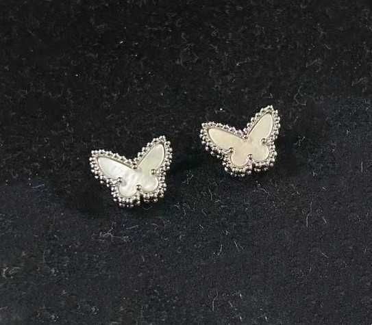 Orelha de borboleta de platina e casca branca