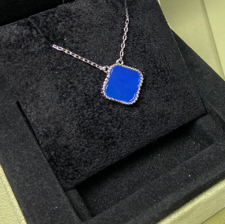 5. Silberblau Chalcedony