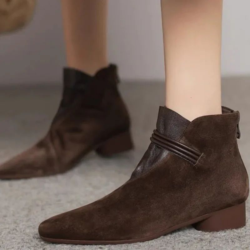 Stivali da donna eleganti e moderni di alta qualità con punta affusolata, tacco basso e cerniera posteriore. Codice articolo: 241220._voghion.com