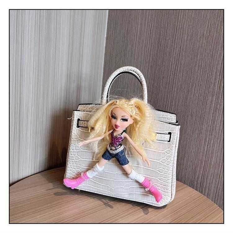 81091  Light Grey b Style with Doll