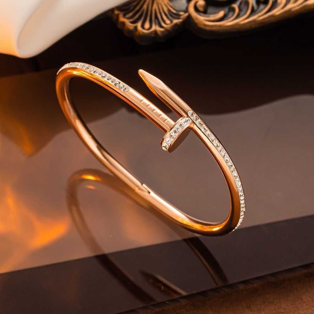 Bracelet à ongles en or rose plein de diamants (