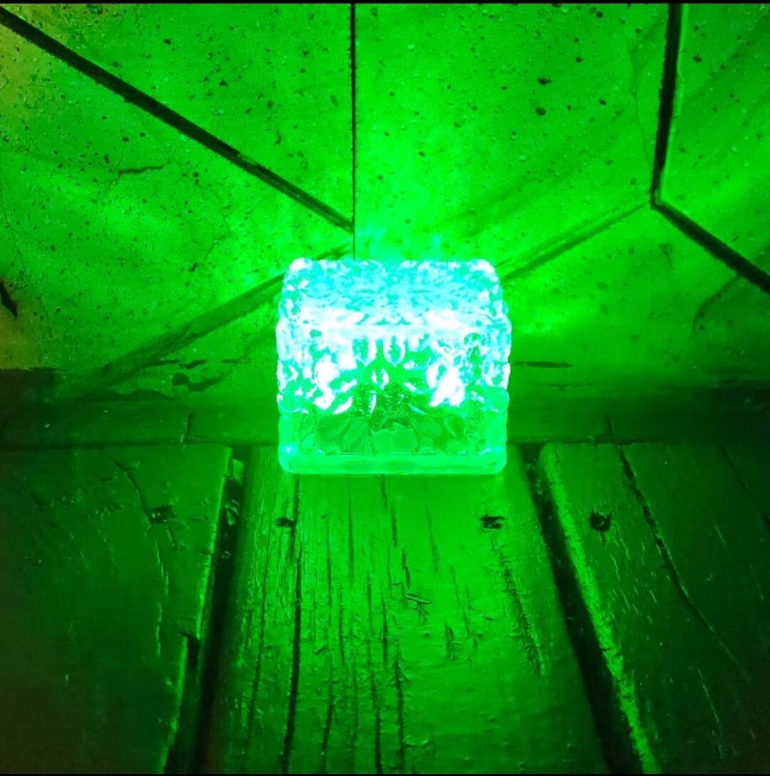 Lampada solare interrata verde (7x 7 cm).