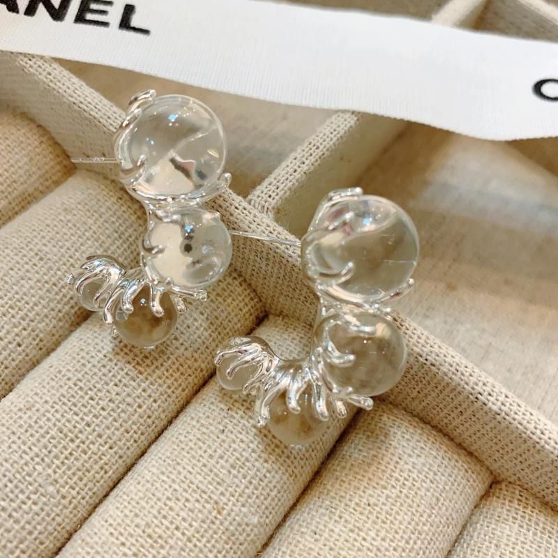 DES BOUCLES D'OREILLES