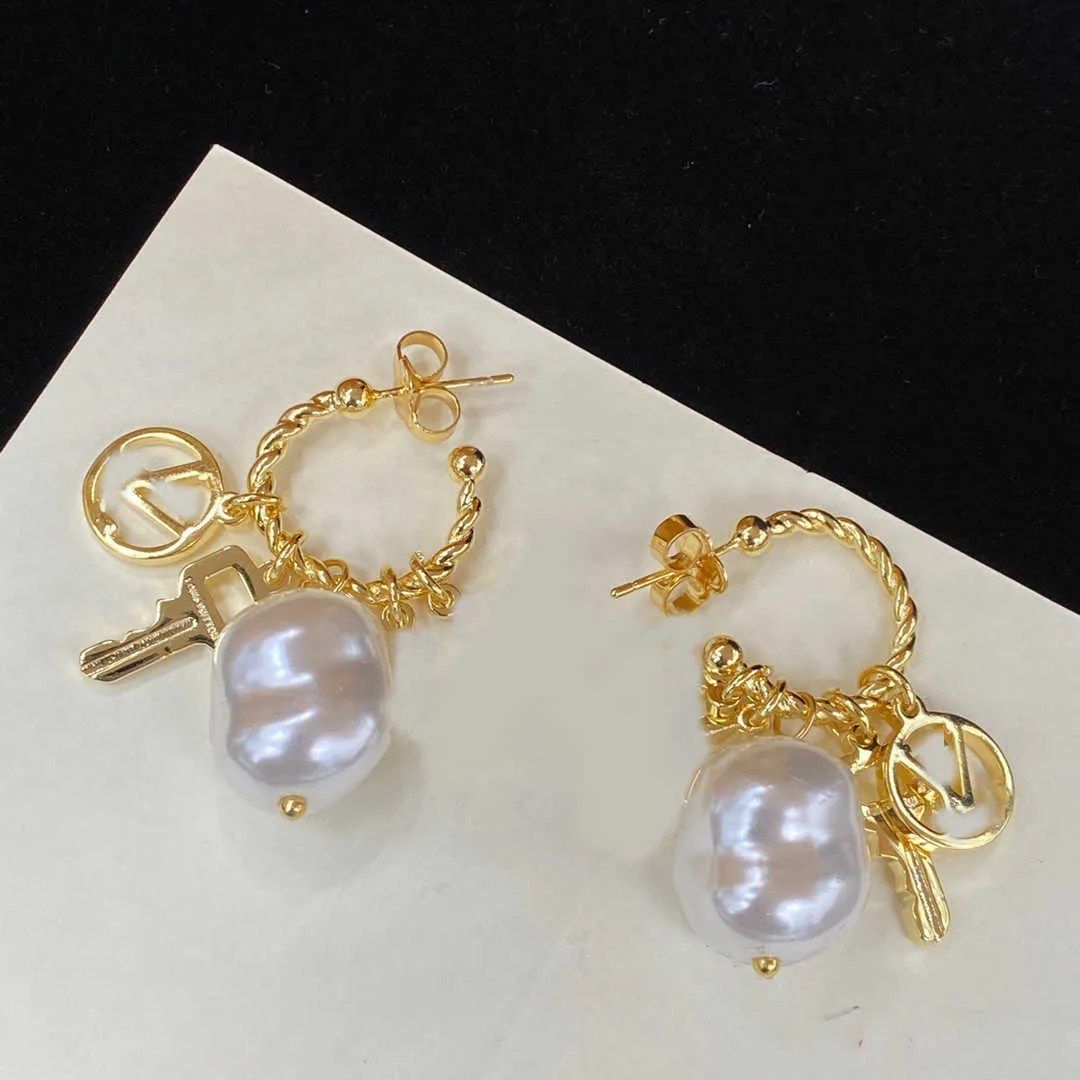 DES BOUCLES D'OREILLES