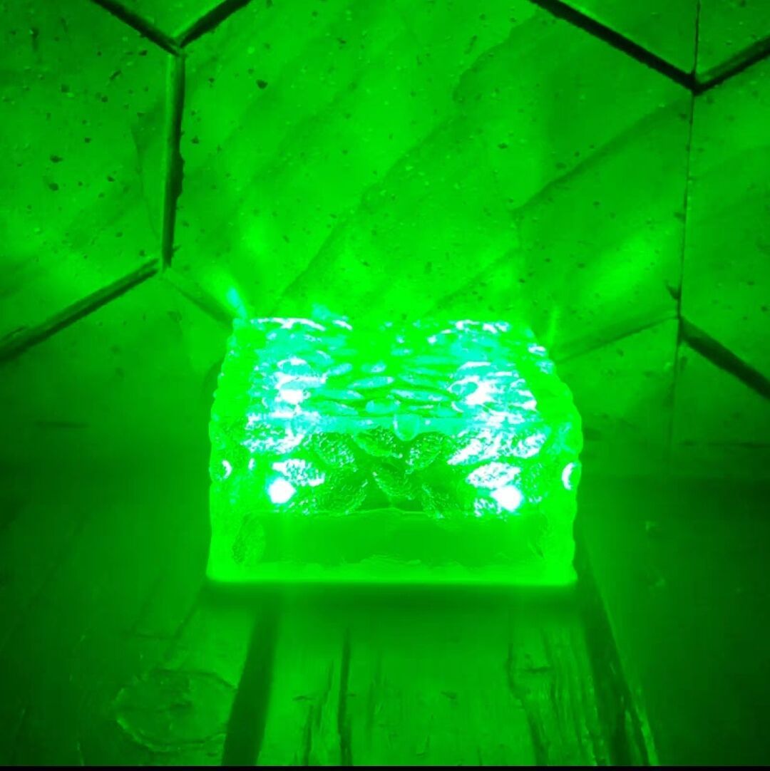Lampada solare interrata verde (10x 10 cm).