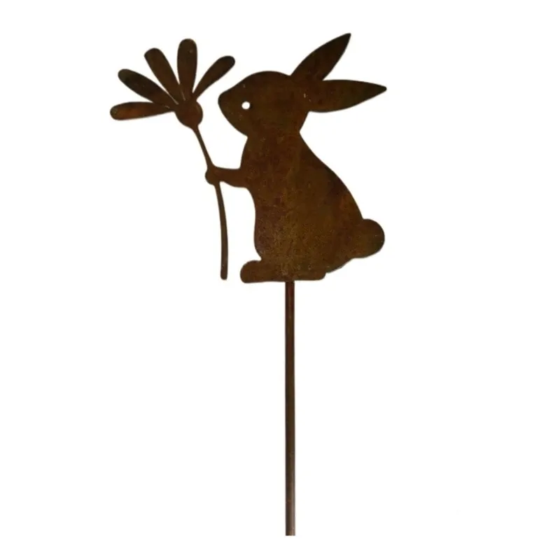 Кролик берет цветы