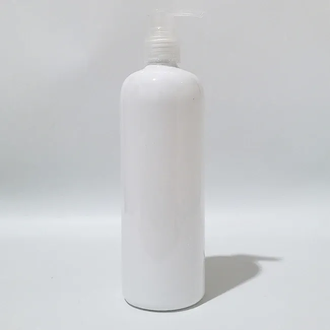 Weiße 500-ml-Plastikflasche, klar