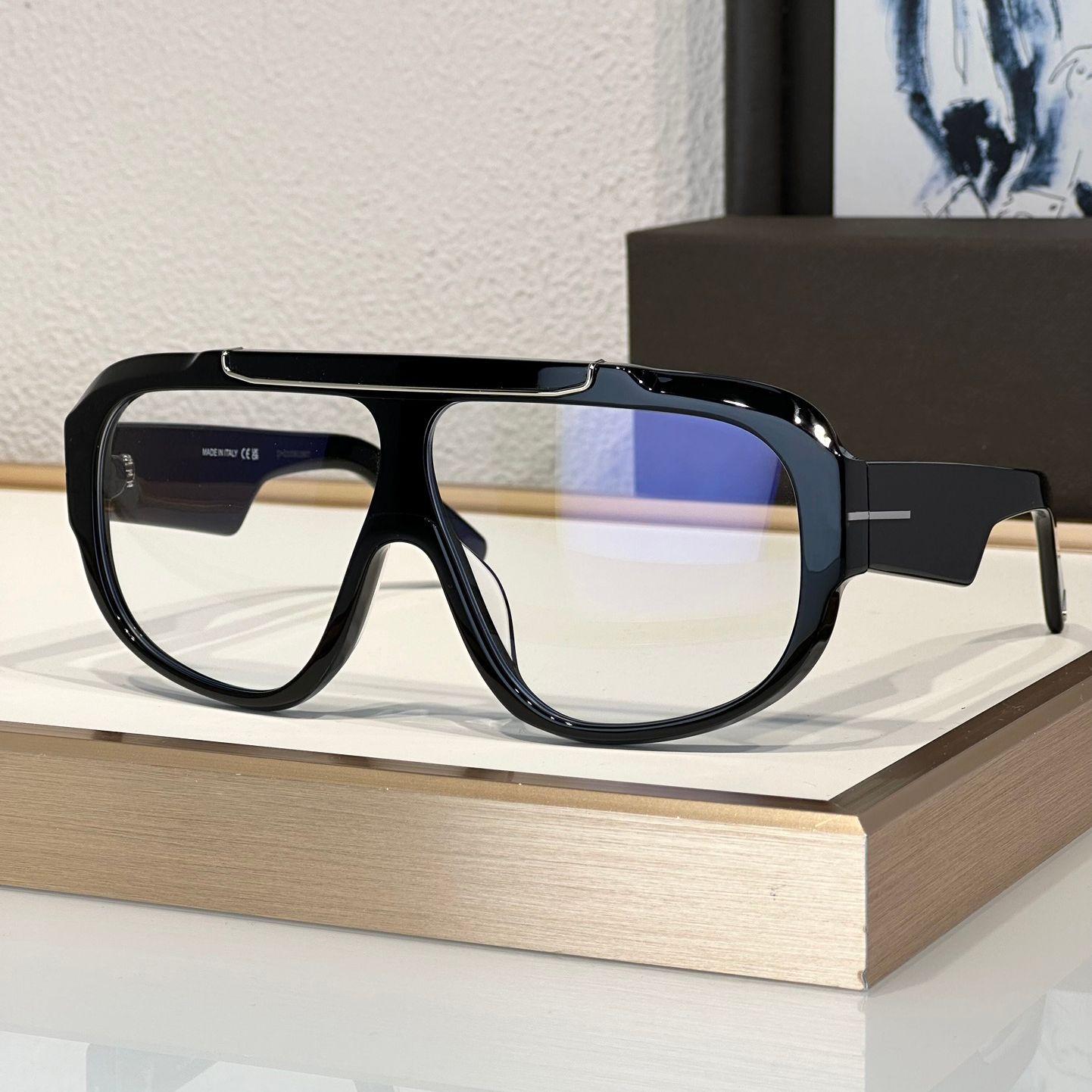 Black frame clear lens