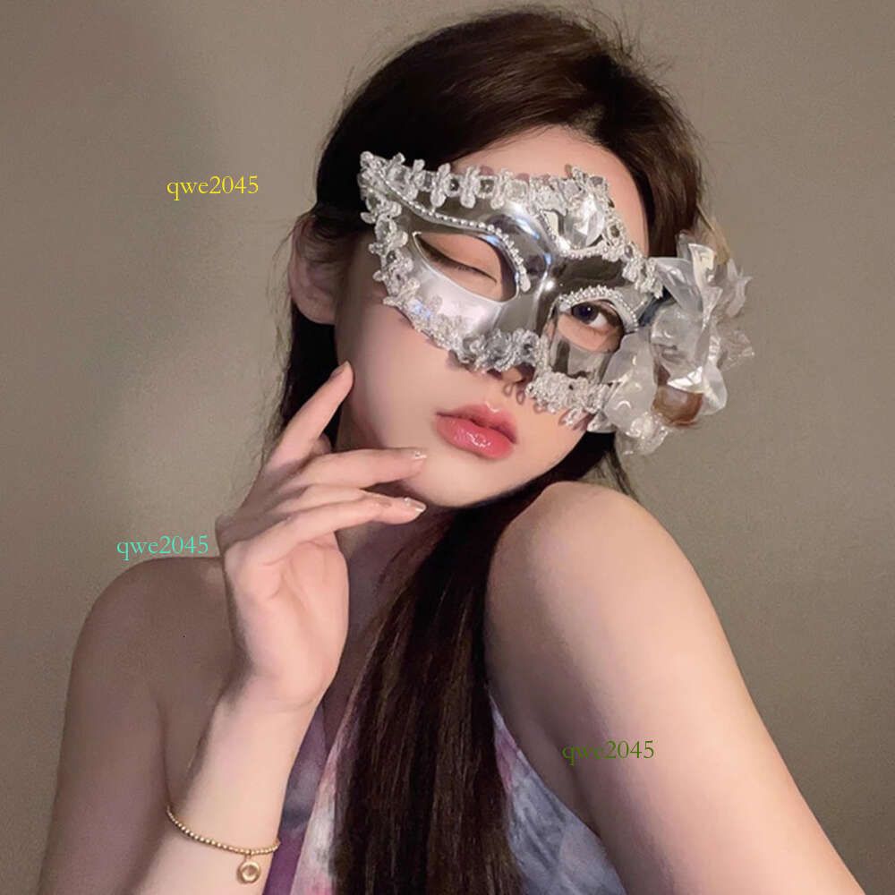 Silver Flower Shining Diamond Mask