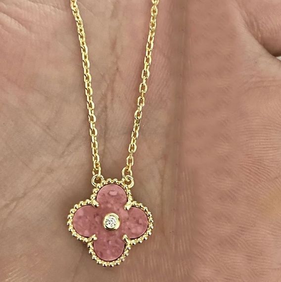 Gold + rosa.