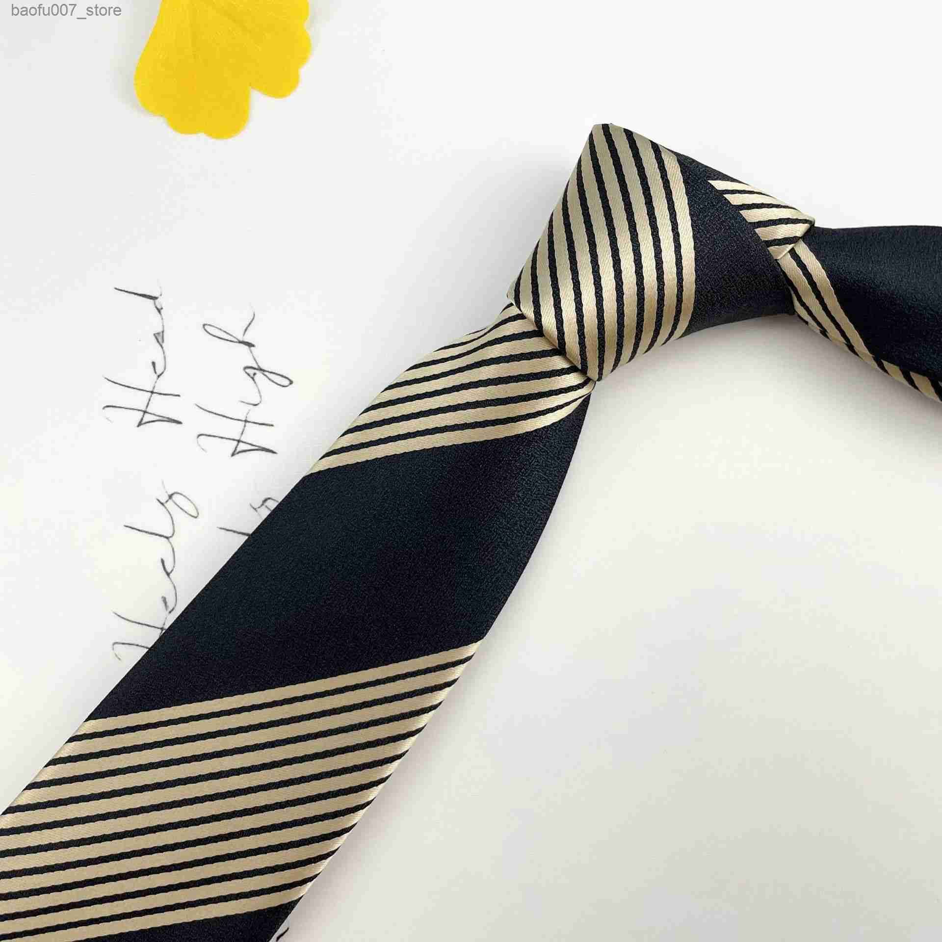 07 cravatta a strisce dorate