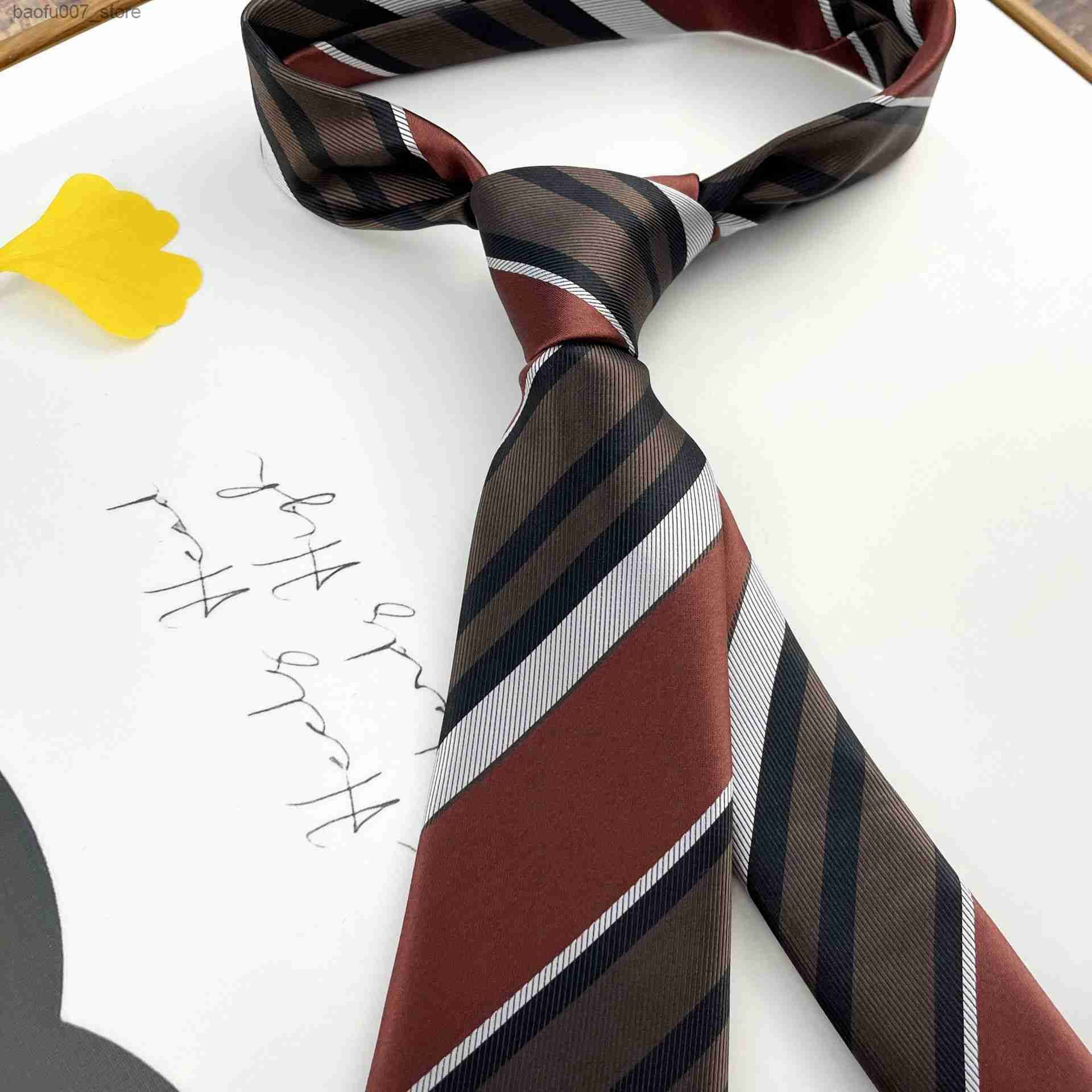 05 cravatta a strisce marrone rosso
