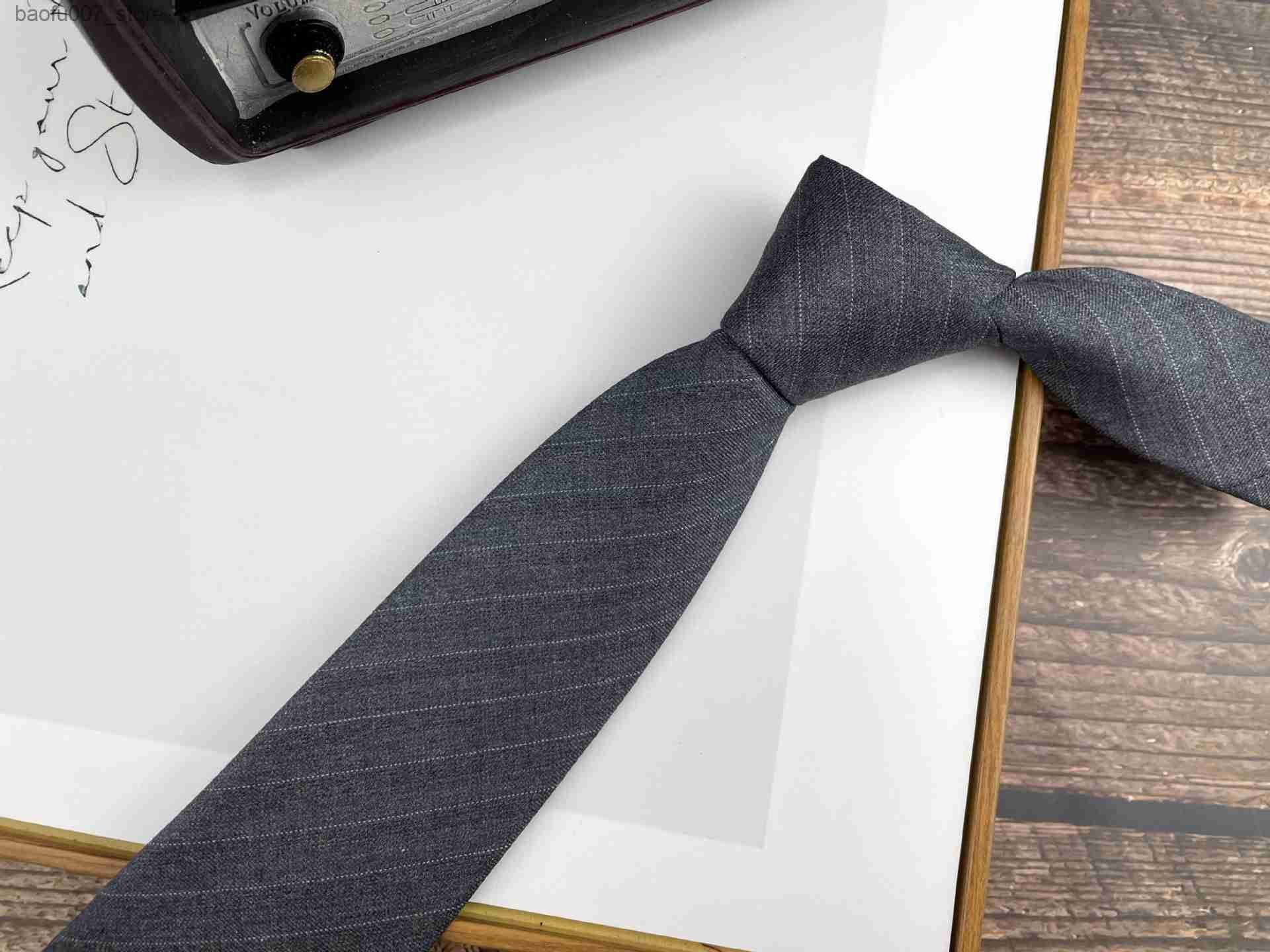 18 Серый полосатый ручный галстук